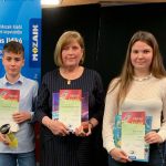 Steinmacher Tamás országos I. és Tóth Iringó országos II. helyezett felkészítőjükkel, Litauszkiné Erki Katalinnal