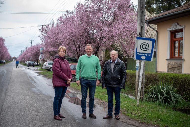 A három település közül Csabacsűdön szerepelt az egyéni képviselői körzetek országos átlaga felett Dankó Béla. A fotón Gilanné Radványi Rózsa alpolgármesterrel, illetve Molnár Józseffel, Csabacsűd polgármesterével