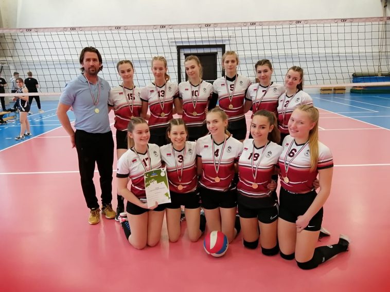 Csilik Attila és a lánycsapat