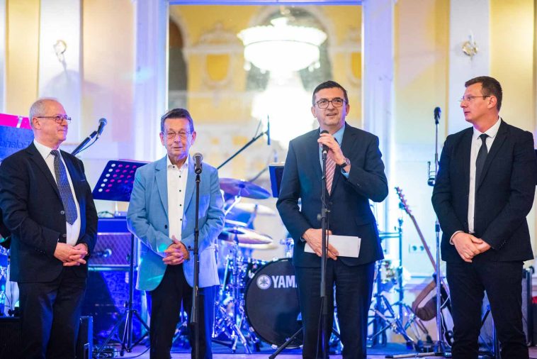 Dr. Kiss Imre plébános, Babák Mihály polgármestere, Domokos László, az Állami Számvevőszék elnöke és Bíró Gyula intézményvezető