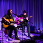 Liska Tamás és Lovász Geri Slowhands elnevezésű formációja volt Sadie Mulholland vendégei 2022. április 30-án a Cervinus Teátrum Kamaratermében