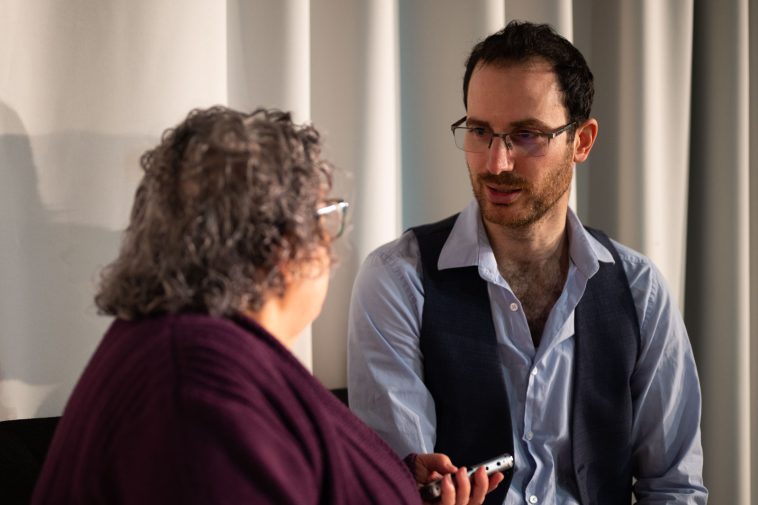 A cikk írója az Akácember díszlettervezőjét, Egyed Zoltánt interjúvolja a 2022. május 2-i olvasópróba szünetében