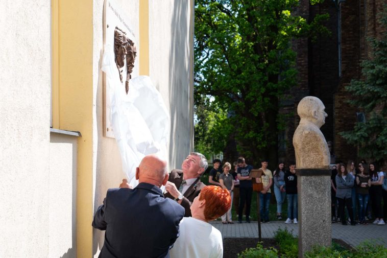 Dr. Demeter László, Kitajkáné Szántai Mária és dr. Tirják László leleplezi az emléktáblát