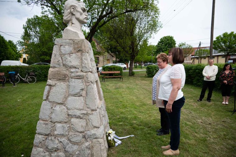Megemlékezők Vértesi Mihály községi bíró szobránál 2022. május 6-án