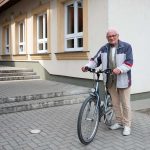 Papp Laci bácsi kerékpárral érkezik a vajdás öregdiákok éves közgyűlésére 2022. május 7-én