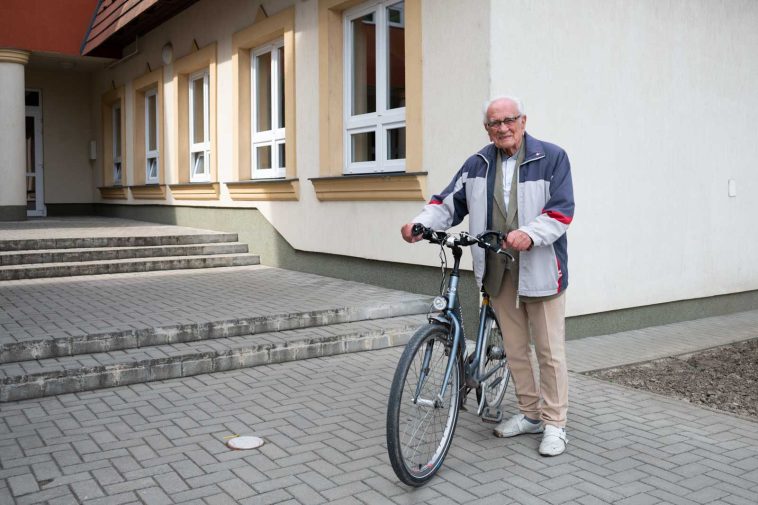 Papp Laci bácsi kerékpárral érkezik a vajdás öregdiákok éves közgyűlésére 2022. május 7-én