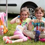 A gyerekkörön túl mosoly az arcokon