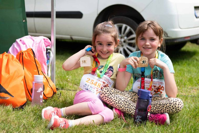 A gyerekkörön túl mosoly az arcokon