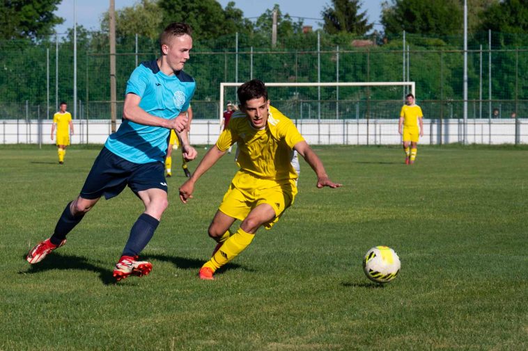 Vincze Levente és Urbancsok Ákos harca a labdáért