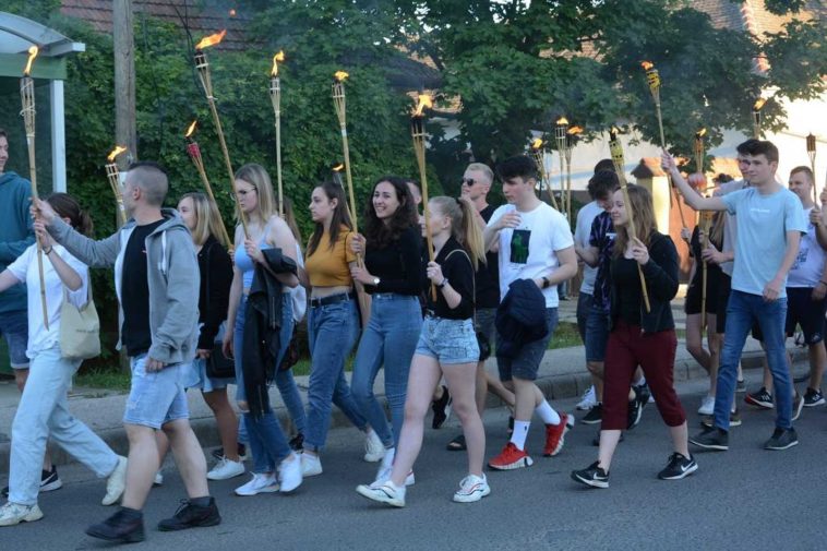 Vajda Péter sírjához vonulnak a vajdások