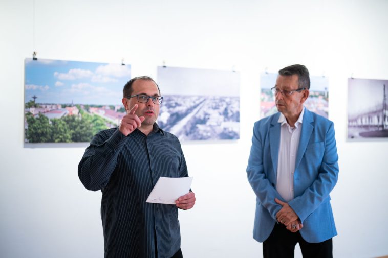 Roszik Zoltán múzeumigazgató és Babák Mihály polgármester a kiállítás megnyitóján