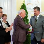 Szántosi Attilának átadja a díjat Bődi János, Szarvas Város Barátainak Köre elnöke. Balról Babák Mihály polgármester, a bál fővédnöke.