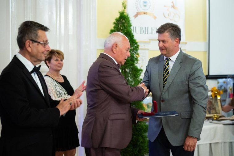 Szántosi Attilának átadja a díjat Bődi János, Szarvas Város Barátainak Köre elnöke. Balról Babák Mihály polgármester, a bál fővédnöke.