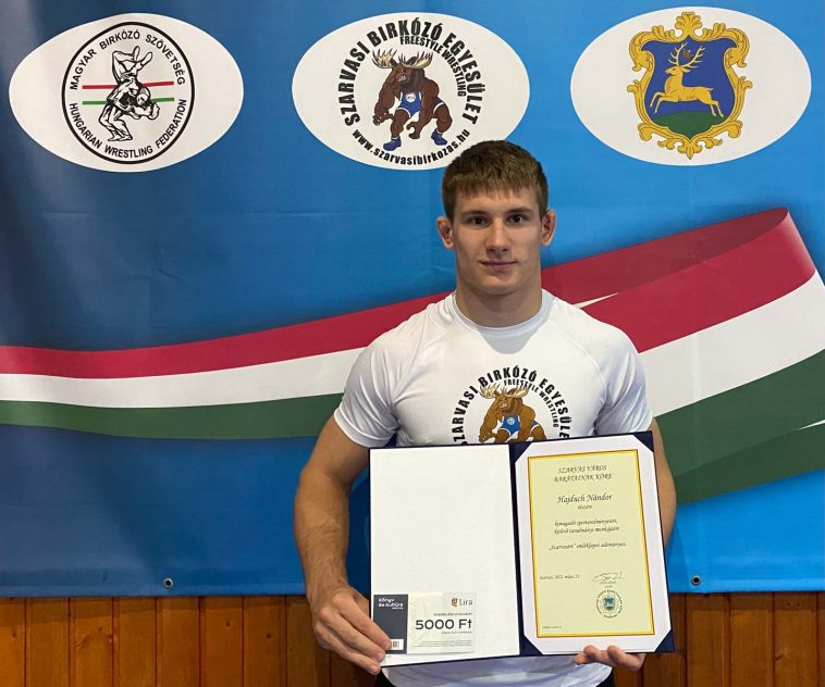 Hajduch Nándor a Szavas Város Barátainak Körétől kapott "Szarvasért" Emléklappal