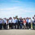 A tanácskozás résztvevői a hamarosan állandó határátkelőhelyként megnyíló Dombegyház-Kisvarjas határállomásnál.