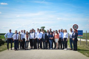 A tanácskozás résztvevői a hamarosan állandó határátkelőhelyként megnyíló Dombegyház-Kisvarjas határállomásnál.