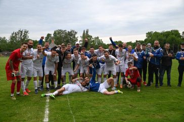 Ünnepel a bronzérmes Szarvasi FC 1905 az Okánnyal vívott zárómérkőzés után