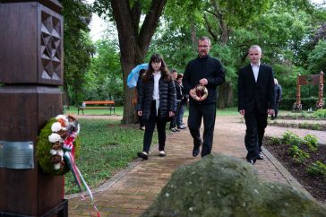 A Trefort Ágoson Általános Iskola képviselői helyezik el koszorújukat a hősök tiszteletére állított kopjafánál 2022. május 29-én