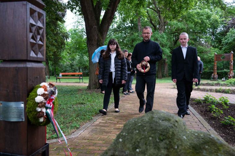 A Trefort Ágoson Általános Iskola képviselői helyezik el koszorújukat a hősök tiszteletére állított kopjafánál 2022. május 29-én