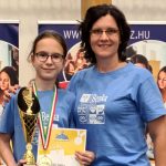 Szalai Anita 5/a osztályos tanuló és Huszti Erika felkészítő pedagógus, sakkoktató