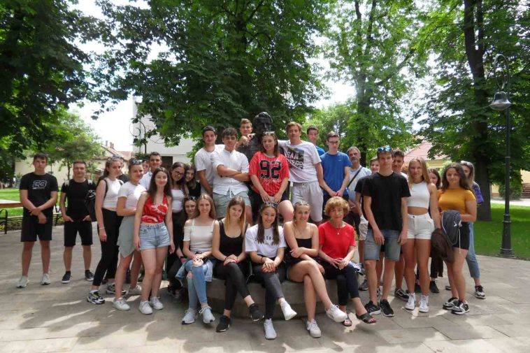 Vajdások Arany János szobránál Nagyszalontán