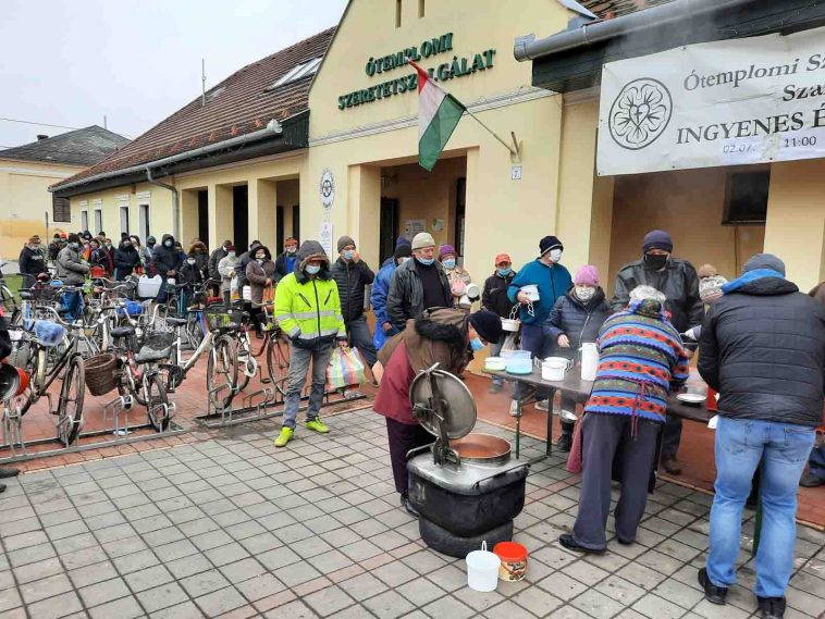 Ételosztás az Ótemplomi Szeretetszolgálat előtt