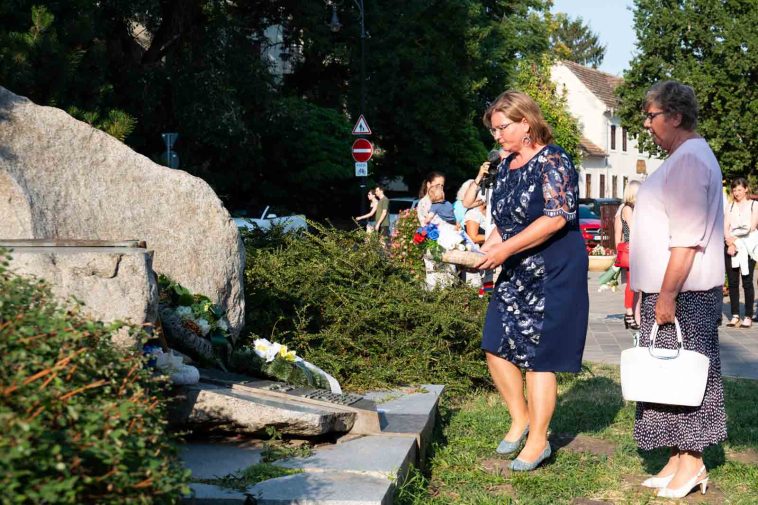 Kmotricza Margit és Frankó Anna megkoszorúzza a Letelepedési emlékművet 2021. július 23-án