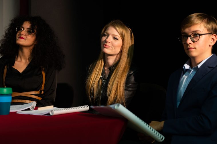 Tatár Bianka (középen) Az Akácember 2022. május 2-i olvasópróbáján. Mellette balról Eva Javorská, jobbról Vályi Boldizsár