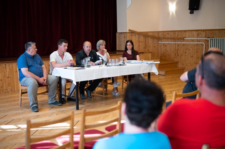 A fotó a május 12-i első lakossági fórumon készült