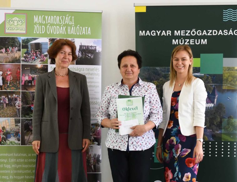A díjátadón a Gyakorlóintézmény képviseletében Bajomi-Nagy Éva igazgatóhelyettes, vezetőtanár vette át az oklevelet