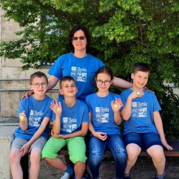 A benkás sakkcsapat és oktatójuk, Huszti Erika