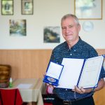 Szabados-Tóth Gábor, a Chován Kálmán Alapfokú Művészeti Iskola tanára kezében a Németh László-díjjal 2022. június 10-én