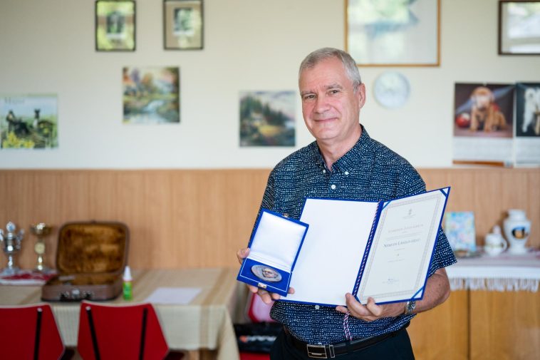 Szabados-Tóth Gábor, a Chován Kálmán Alapfokú Művészeti Iskola tanára kezében a Németh László-díjjal 2022. június 10-én
