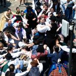 30 helyszínen egyidőben közel 20 ezer népviseletbe öltözött táncos járta Csoóri Sándor Üstökös zenére című szerzeményére össztáncát