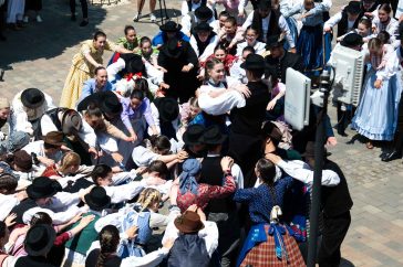 30 helyszínen egyidőben közel 20 ezer népviseletbe öltözött táncos járta Csoóri Sándor Üstökös zenére című szerzeményére össztáncát