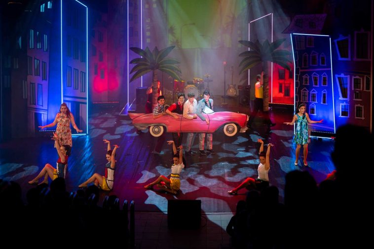 Pénteken este telt ház és pótszéken ülő nézők előtt mutatta be a Békéscsabai Jókai Színház Fenyő Miklós – Tasnádi István: Made in Hungária című musicaljét a Szarvasi Vízi Színházban