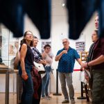 Sárdi János kékfestő mester a kékfestés szakmai titkairól mesél közönségének a Múzeumok Éjszakája 2022-es eseményén a Tessedik Sámuel Múzeumban