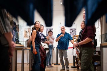 Sárdi János kékfestő mester a kékfestés szakmai titkairól mesél közönségének a Múzeumok Éjszakája 2022-es eseményén a Tessedik Sámuel Múzeumban