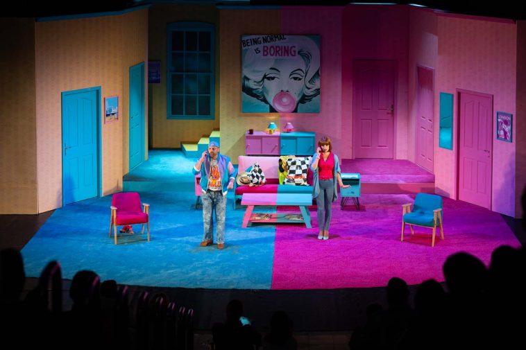 Pillanatkép az Egri Gárdonyi Géza Színház Ray Cooney Páratlan páros 2 című, a Szarvasi Vízi Színházban előadott komédiájából