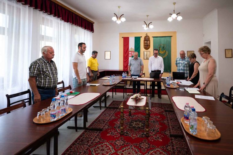Néma főhajtással emlékezett a csabacsűdi testület Szakács Jánosnéra, Örménykút polgármesterére
