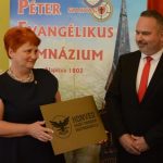 Kiatjkáné Szántai Mária igazgató írta alá a Honvéd Kadét Programhoz történő csatlakozási dokumentumot