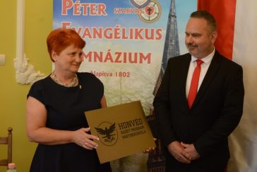 Kiatjkáné Szántai Mária igazgató írta alá a Honvéd Kadét Programhoz történő csatlakozási dokumentumot