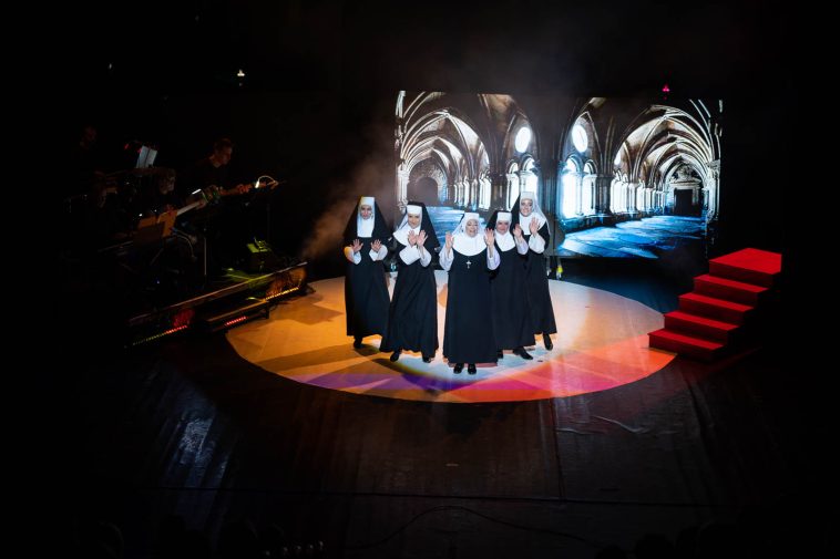 A Zenthe Ferenc Színház Apácák című darabja a Szarvasi Vízi Színházban