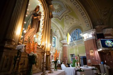 Kiss-Rigó László püspök a Szent Klára római katolikus templomban hálaadó szentmisét celebrál 2022. július 2-án