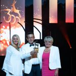 Petneházi Andrea és Závogyán Judit, a Szarvasért Alapítvány alelnöke és elnöke. Köztük a 2022-es év embere, Babák Mihály, Szarvas város polgármestere