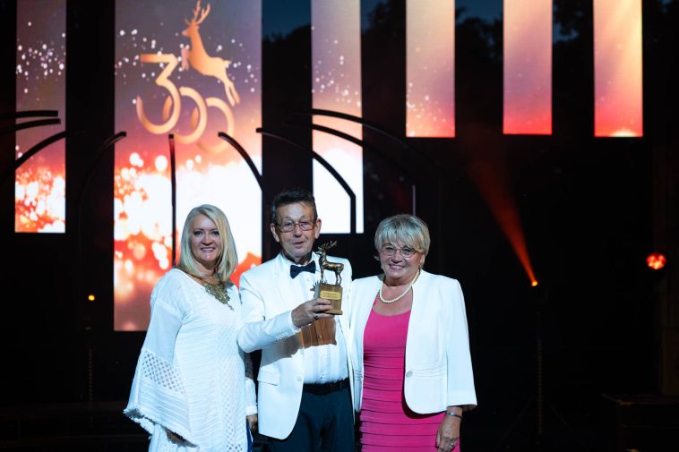 Petneházi Andrea és Závogyán Judit, a Szarvasért Alapítvány alelnöke és elnöke. Köztük a 2022-es év embere, Babák Mihály, Szarvas város polgármestere