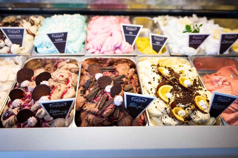 Az "Édes komák", a "Földi jó" és a "Cukrászdám rózsája" elnvezésű fagyiköltemények az Ildikó Cukrászda pultjában