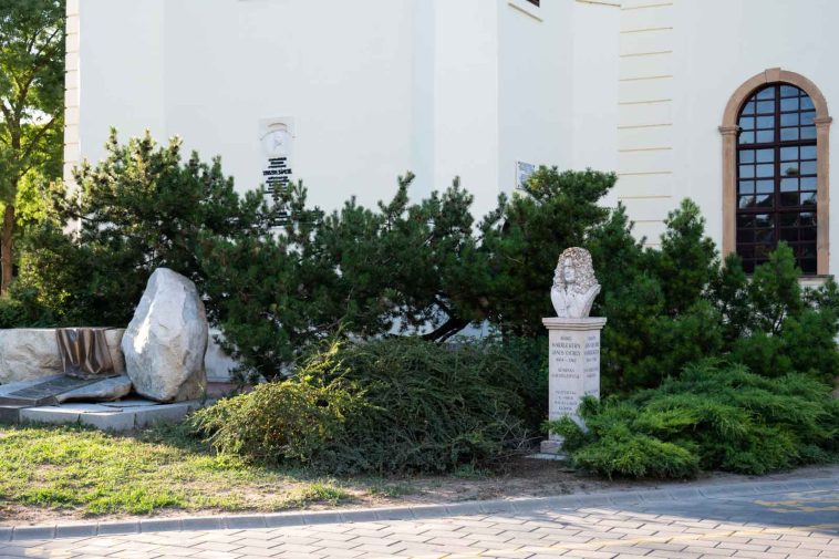 Harruckern János György szobra jelenlegi helyén