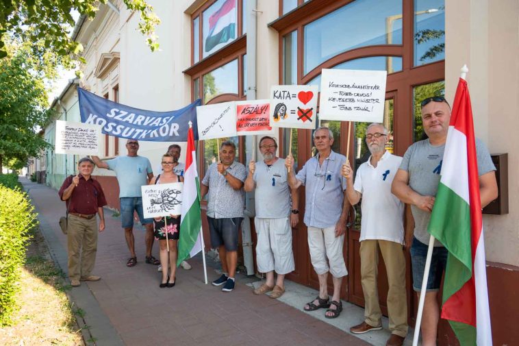 A szarvasi Kossuth Kör tagjai megmozdulása Dankó Béla országgyűlési képviselő irodája előtt