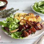 Kakukkfüves-lilahagymás saslik tepsis sült burgonyával